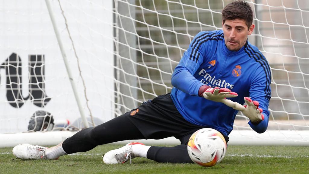 Thibaut Courtois hace una parada.