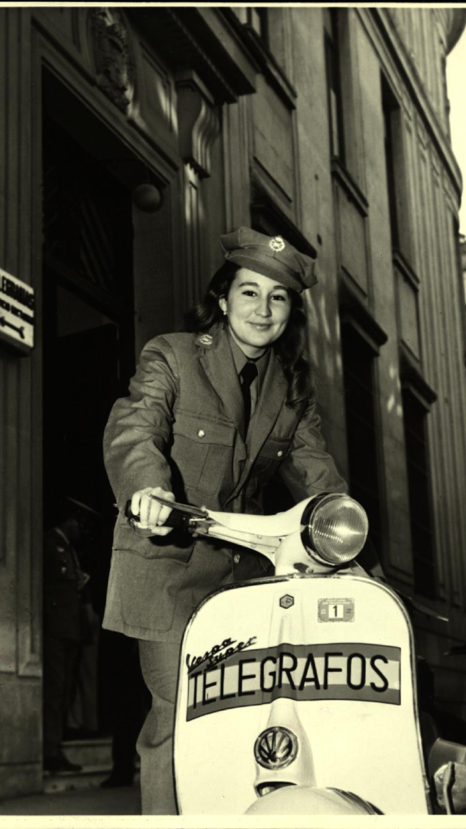 Repartidora motorizada de telégrafos (1970).