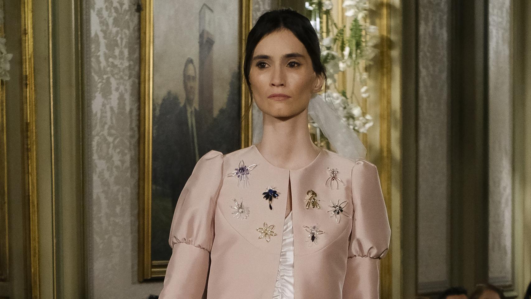 Una modelo desfilando para Atelier Couture en marzo de 2018.