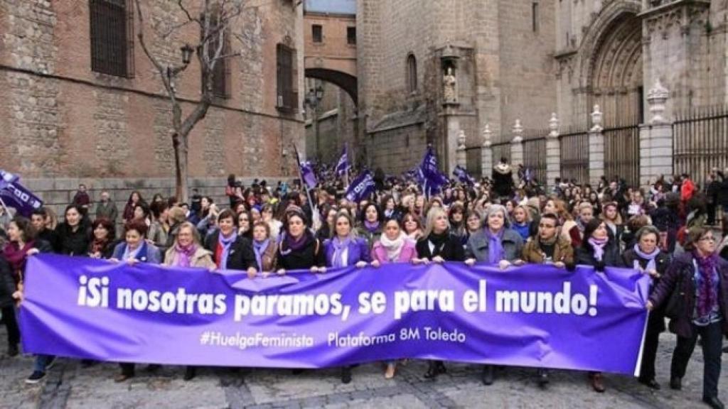 Multitudinaria manifestación en Toledo el 8-M de 2020, con la alcaldesa a la cabeza de la marcha.