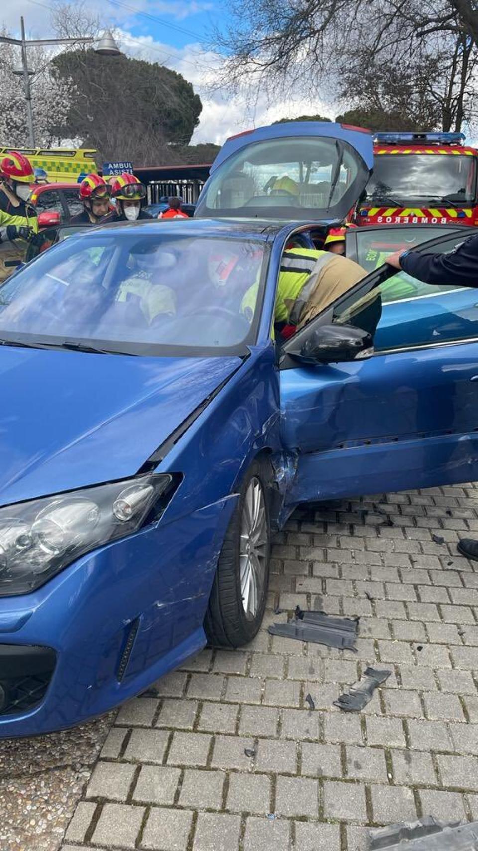 Coche accidentado en la calle Colonia
