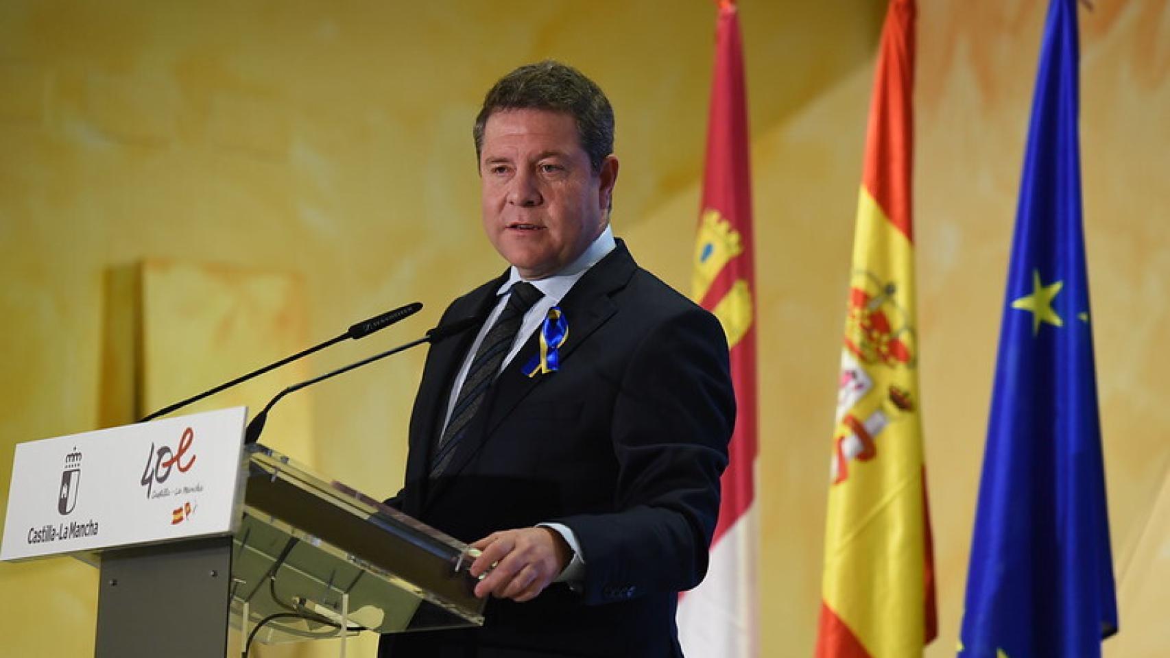 García-Page este jueves el Priego con un lazo con la bandera de Ucrania.