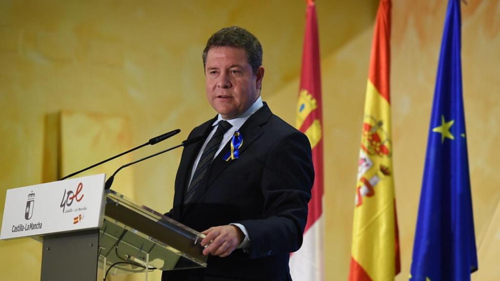 García-Page este jueves el Priego con un lazo con la bandera de Ucrania.
