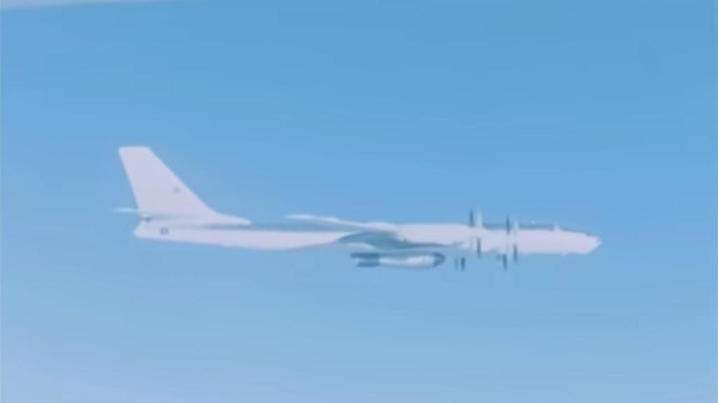 Tu-95 llevando la Bomba del Zar