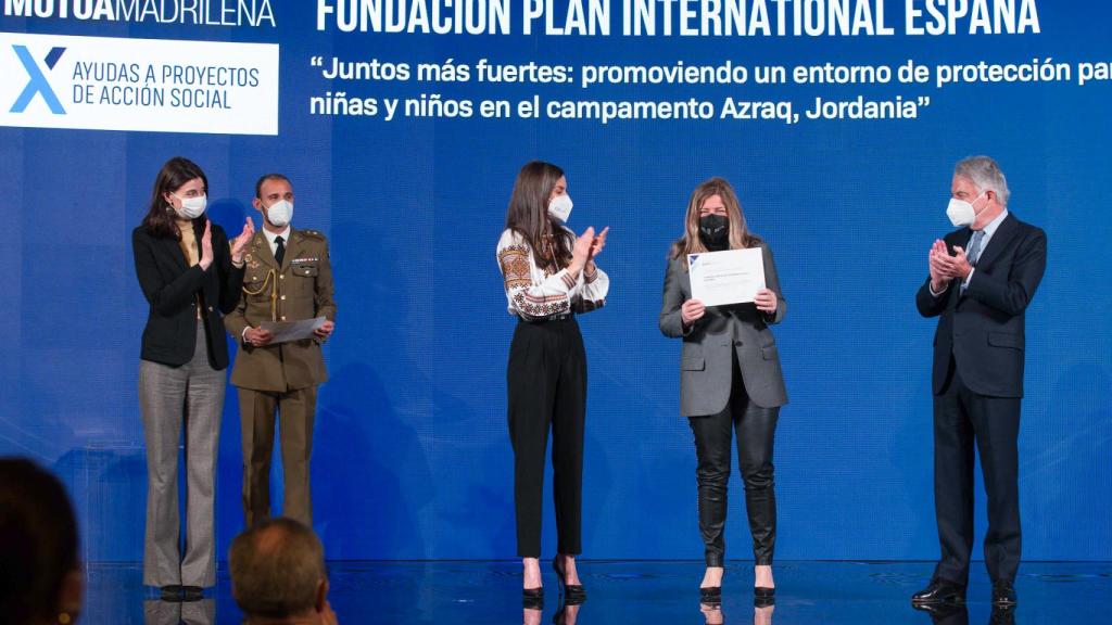 La reina Letizia (c) durante la entrega de las X Ayudas Proyectos Acción Social de la Fundación Mutua