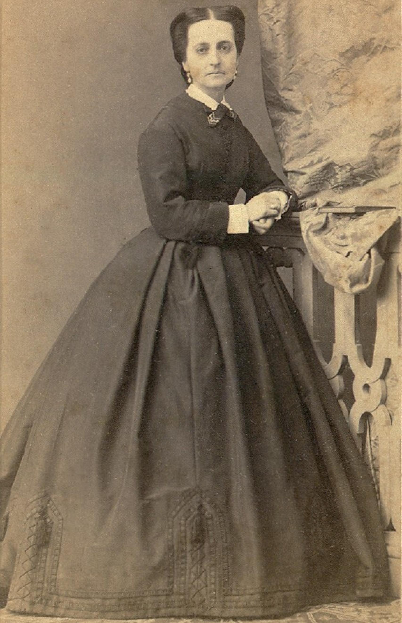 Amalia Heredia y Livermore: Lo cierto es que Amalia podría haber posado mejor en su jardín.
