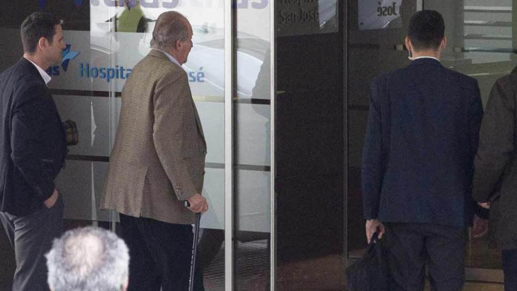El rey emérito entrando a la clínica de Mikel Sánchez.