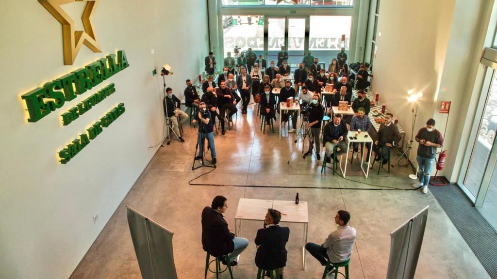 Vista aérea de la Sala de Catas de Estrella de Levante, este jueves, durante la celebración del aperitivo con los dos deportistas.