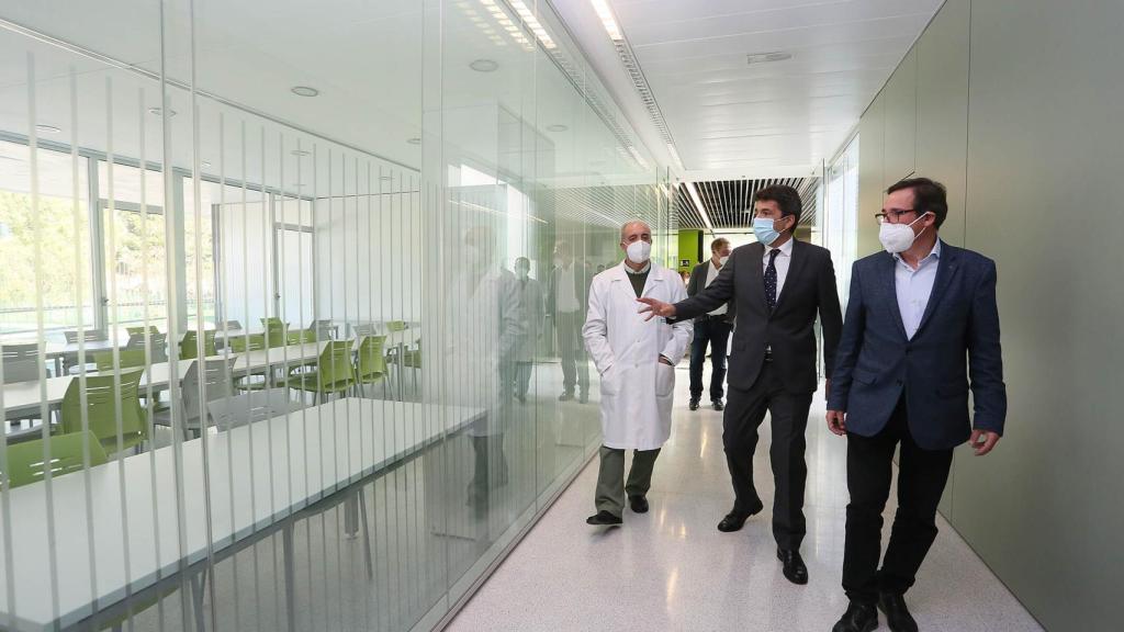 El presidente Carlos Mazón y el diputado del área Juan Bautista Roselló visitan las distintas dependencias del inmueble.