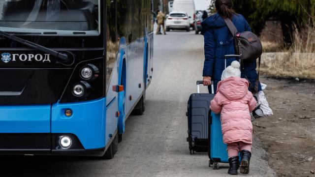 Imagen de archivo de una mujer y su hija a punto de coger un autobús.
