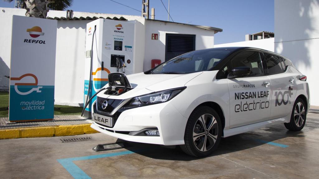 Nissan Leaf recargando en un punto de carga de Repsol habilitado en Elche.
