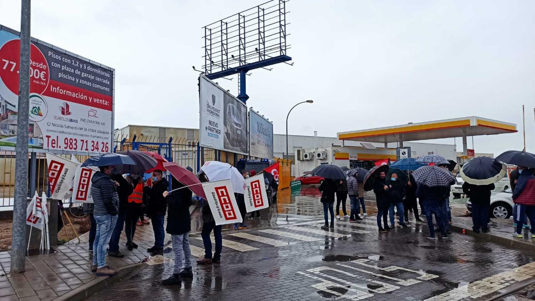 Los trabajadores congregados en torno a la fábrica de Frenos y Conjuntos, el jueves en Valladolid.