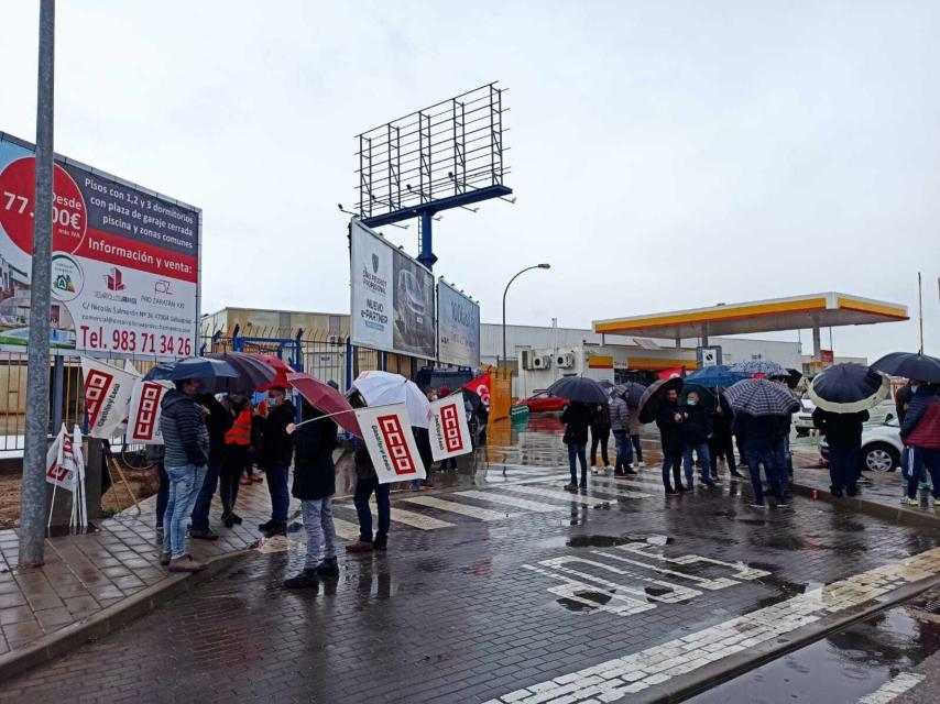 Los trabajadores congregados en torno a la fábrica de Frenos y Conjuntos, este jueves en Valladolid.