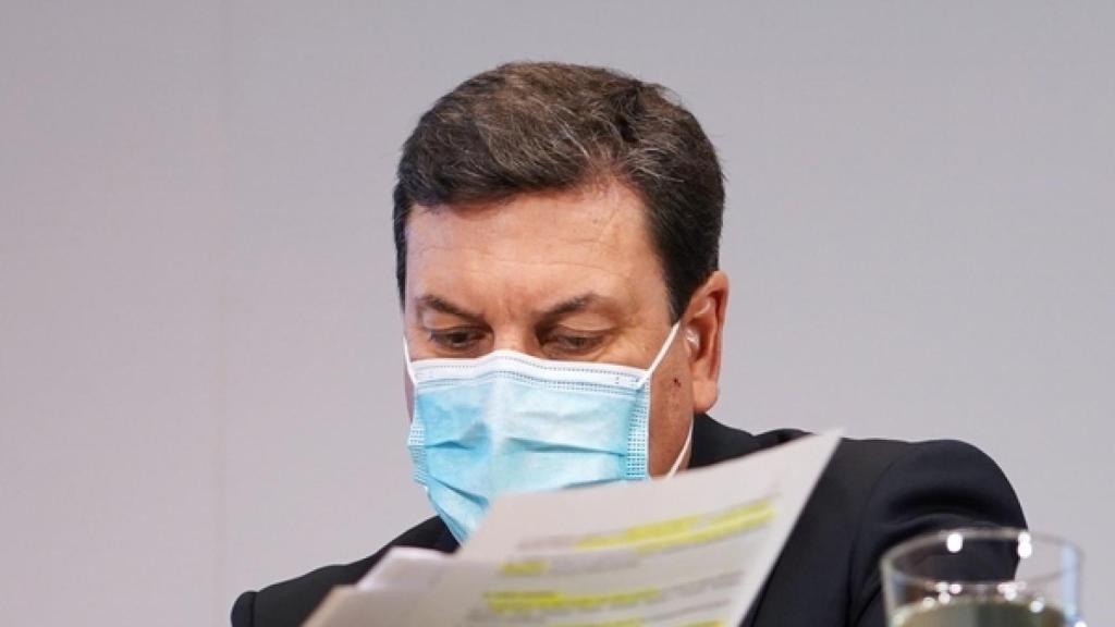 El consejero de Economía y Hacienda y portavoz en funciones, Carlos Fernández Carriedo, comparece en rueda de prensa posterior al Consejo de Gobierno.
