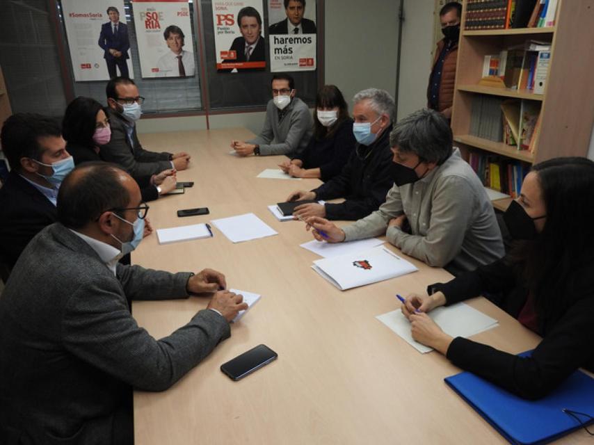 Reunión entre el candidato socialista, Luis Tudanca, y representantes de Soria Ya este jueves en la capital soriana.