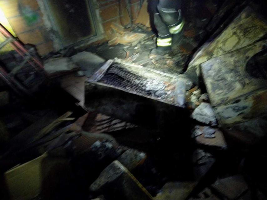 Estado del edificio donde se produjo el incendio de este jueves en Bembibre.