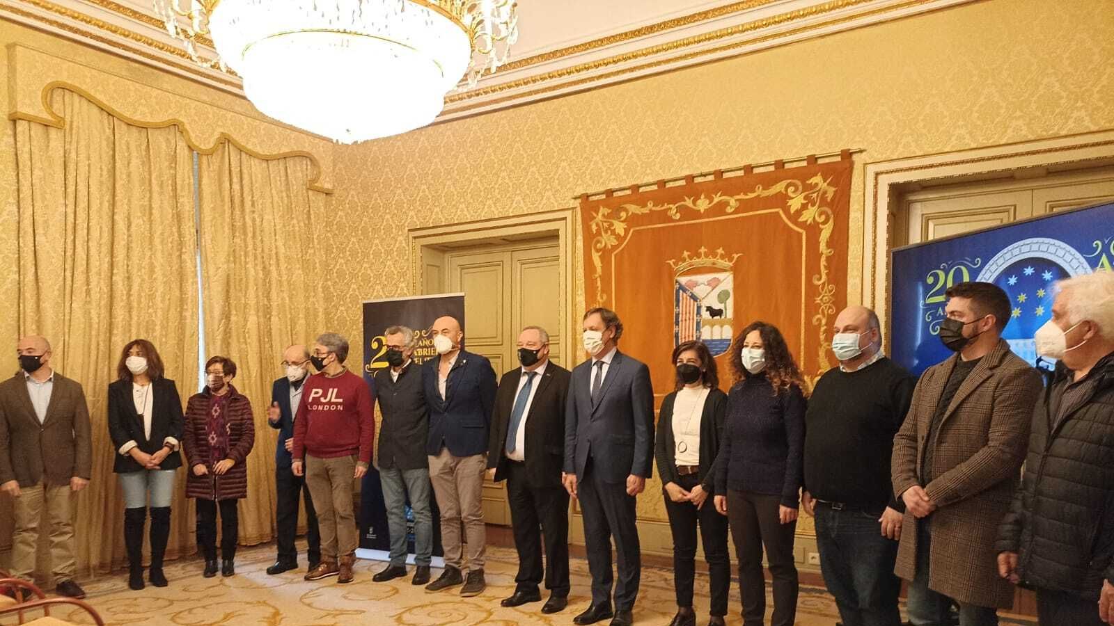El alcalde de Salamanca, Carlos García Carbayo, junto a los representantes del mundo cultural salmantino