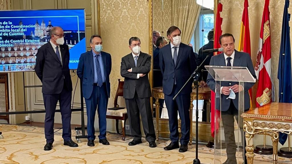 El presidente del Consejo de Cuentas, Mario Amilivia, interviene en la recepción del Ayuntamiento de Salamanca