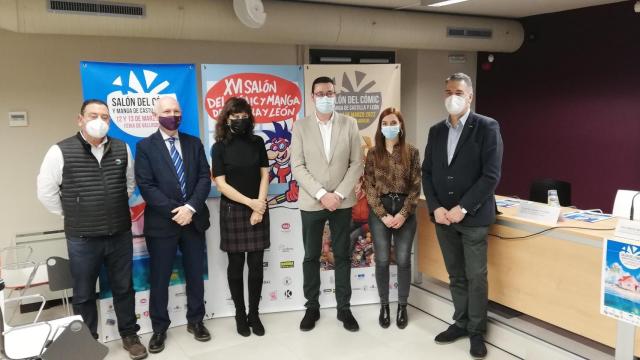 Autoridades antes de la presentación del Salón del Comic y Manga