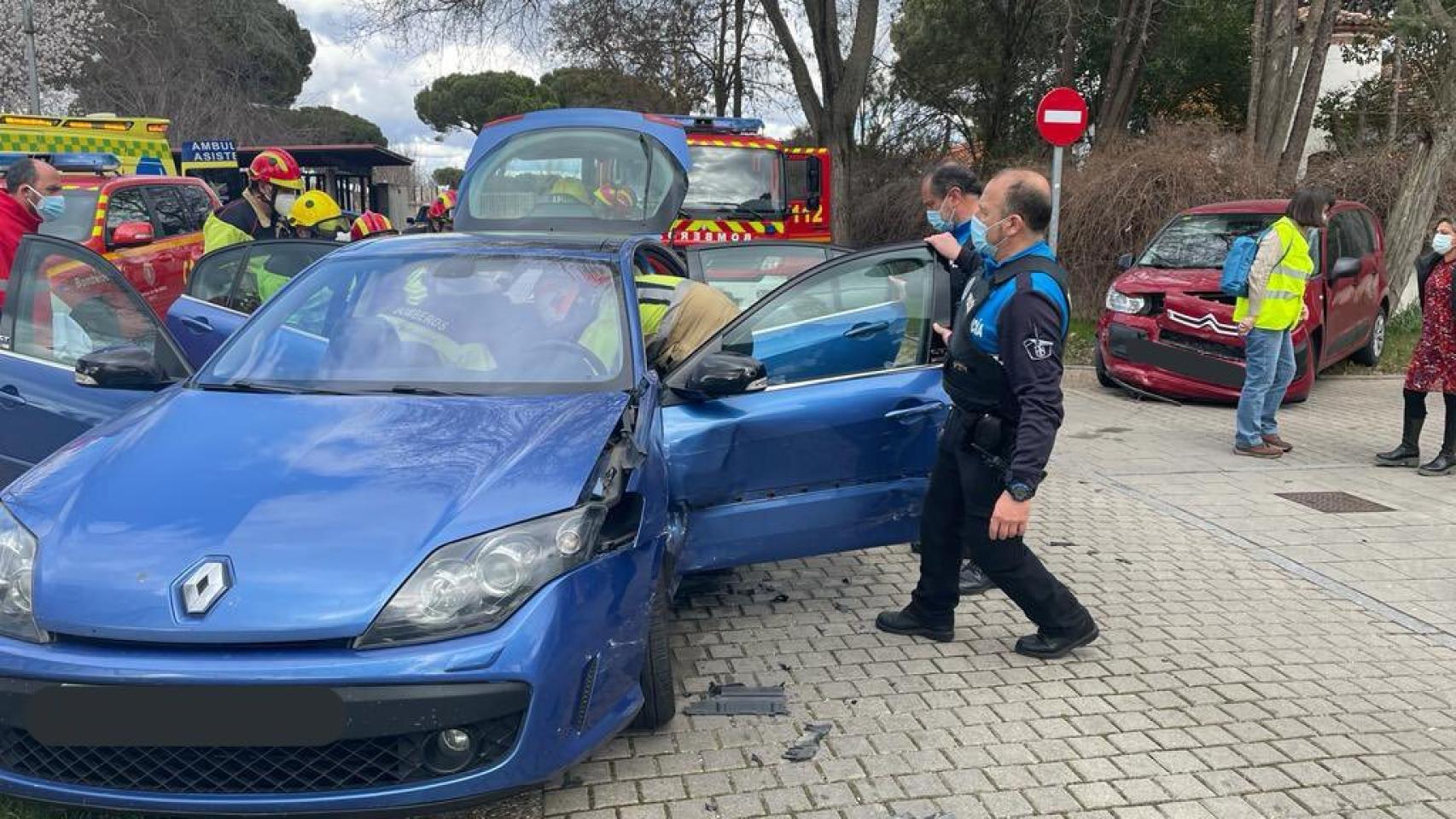 La Policía excarcela del coche al hombre accidentado