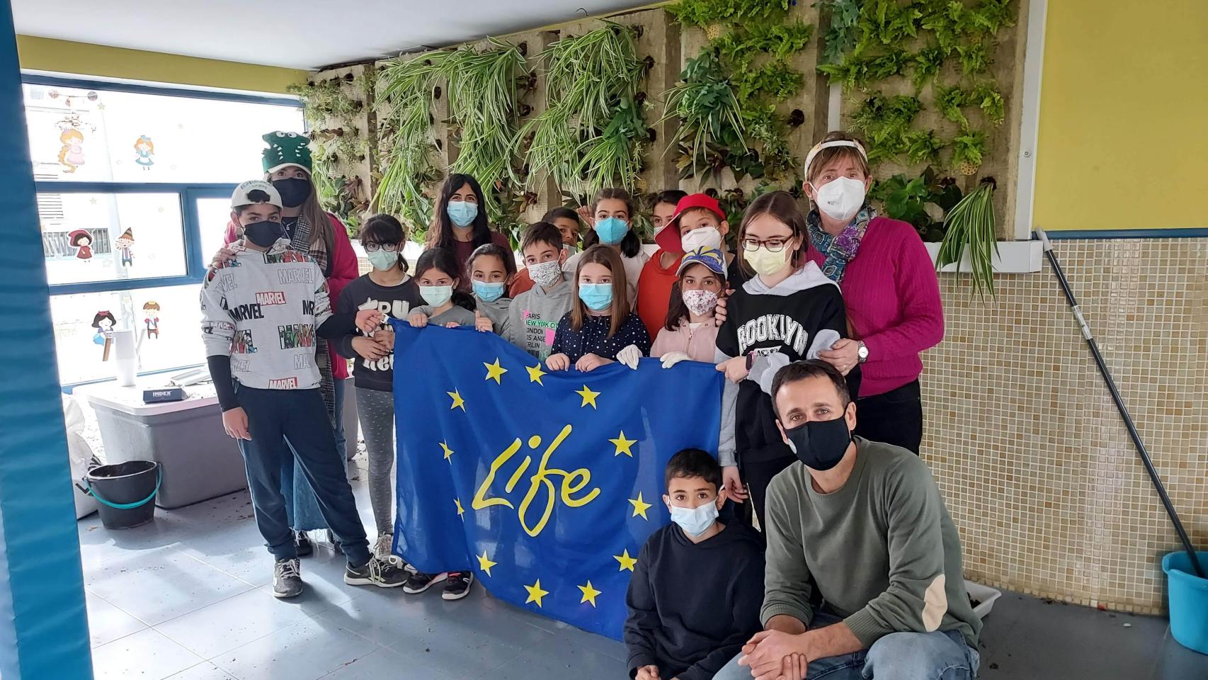 Alumnos que han realizado el jardín en el colegio Parque Alameda