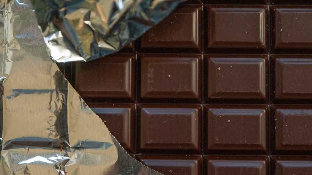 Una tableta de chocolate negro.