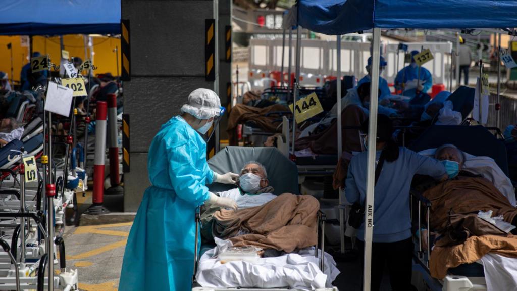 Una sanitaria atiende a un paciente en el hospital de campaña del Caritas Medical Centre de Hong Kong.