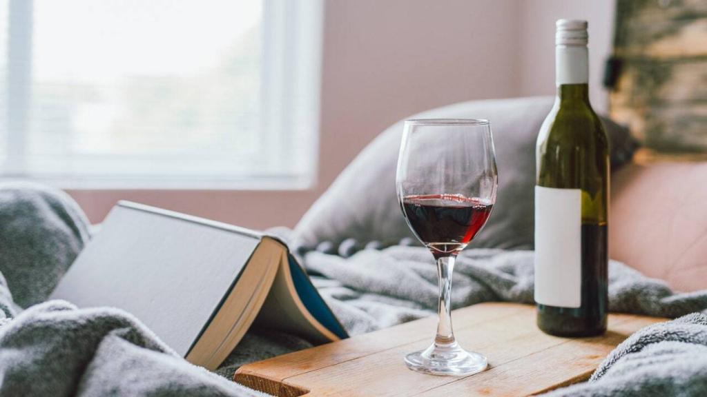 El placer de una copa de vino a solas