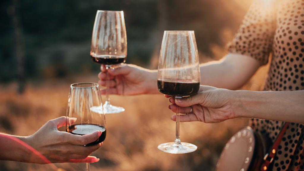 El vino tinto también se disfruta al aire libre