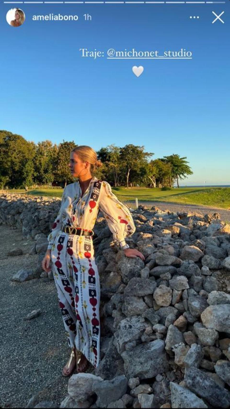 Amelia Bono con un conjunto de Michonet.