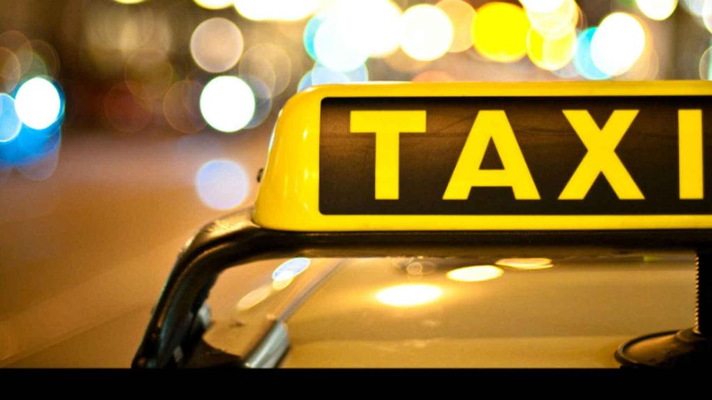 ¿Por qué los taxis en Madrid son blancos con una línea roja?