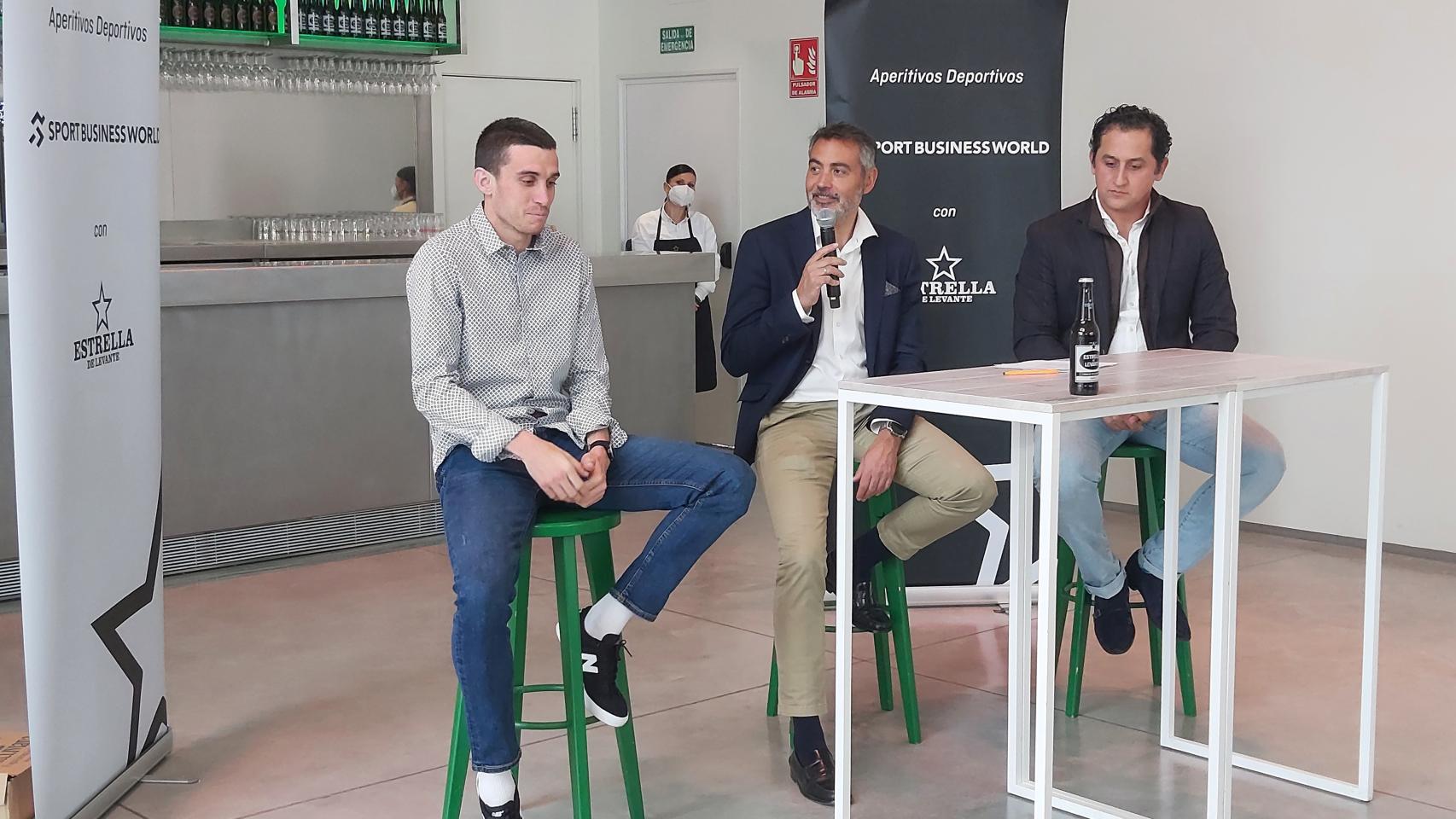 El extenista profesional Nico Almagro y el atleta subcampeón del mundo de 800 metros, Mariano García, este jueves, en los Aperitivos Deportivos Sport Business World con Estrella de Levante.