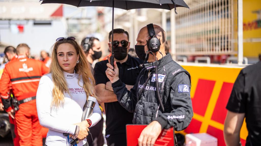 Sophia Florsch junto a uno de sus ingenieros de pista del WEC
