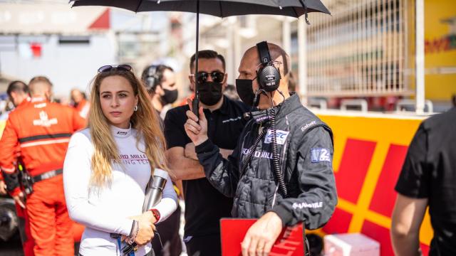 Sophia Florsch junto a uno de sus ingenieros de pista del WEC