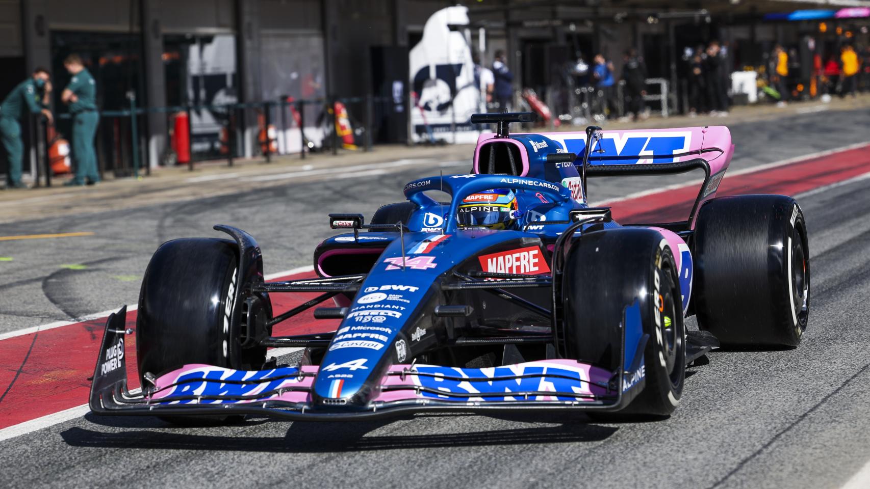 Fernando Alonso en el circuito de Barcelona en los test de pretemporada 2022