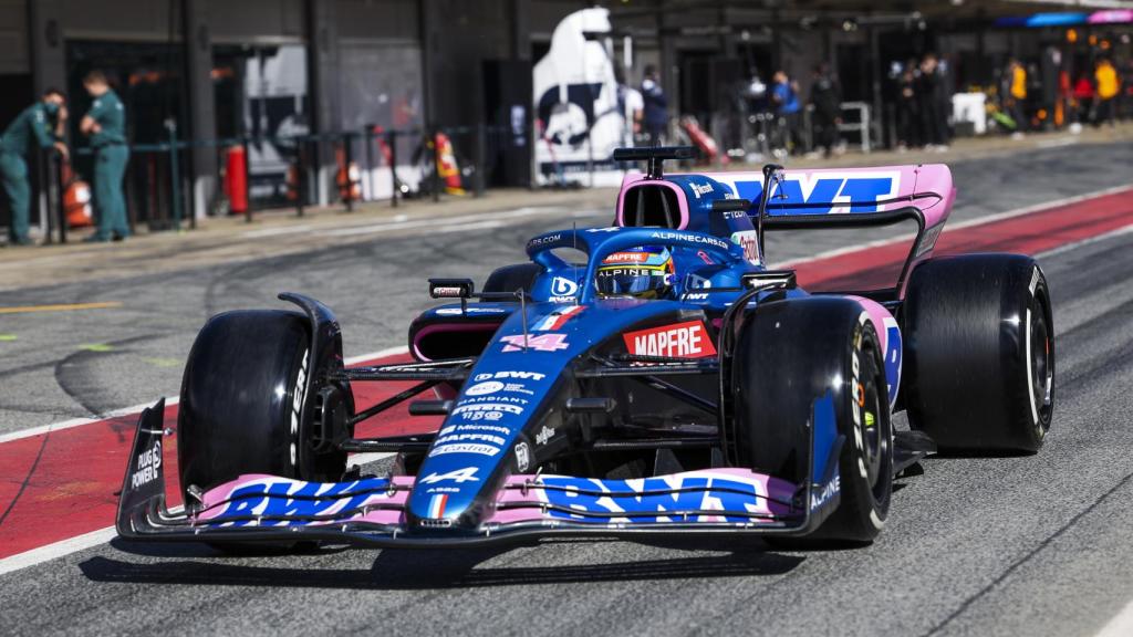 Fernando Alonso en el circuito de Barcelona en los test de pretemporada 2022