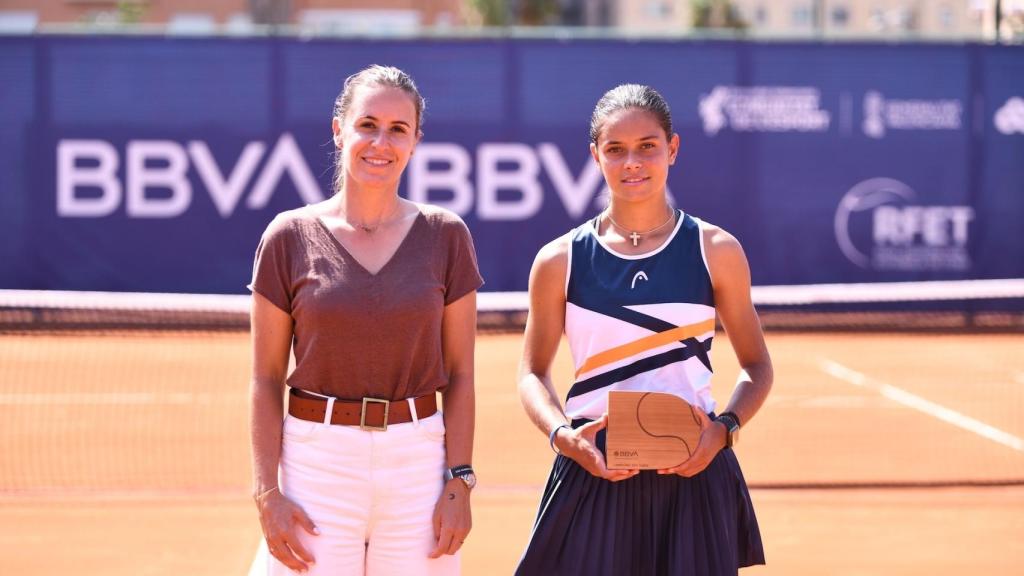 Anabel Medina entregando un premio en el BBVA Open Internacional Valencia