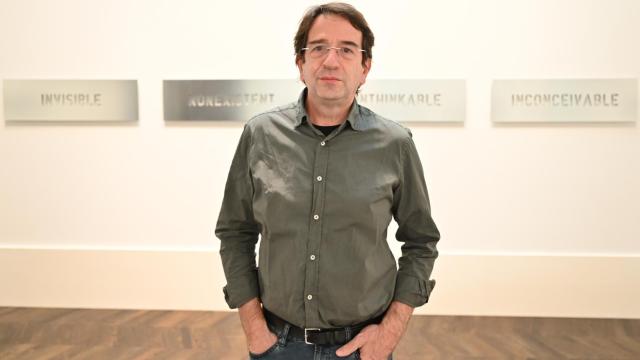 Ignasi Aballí en la exposición de Dallas. Foto: Guy Rogers