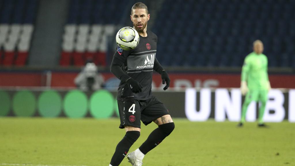 Sergio Ramos durante un partido con el PSG