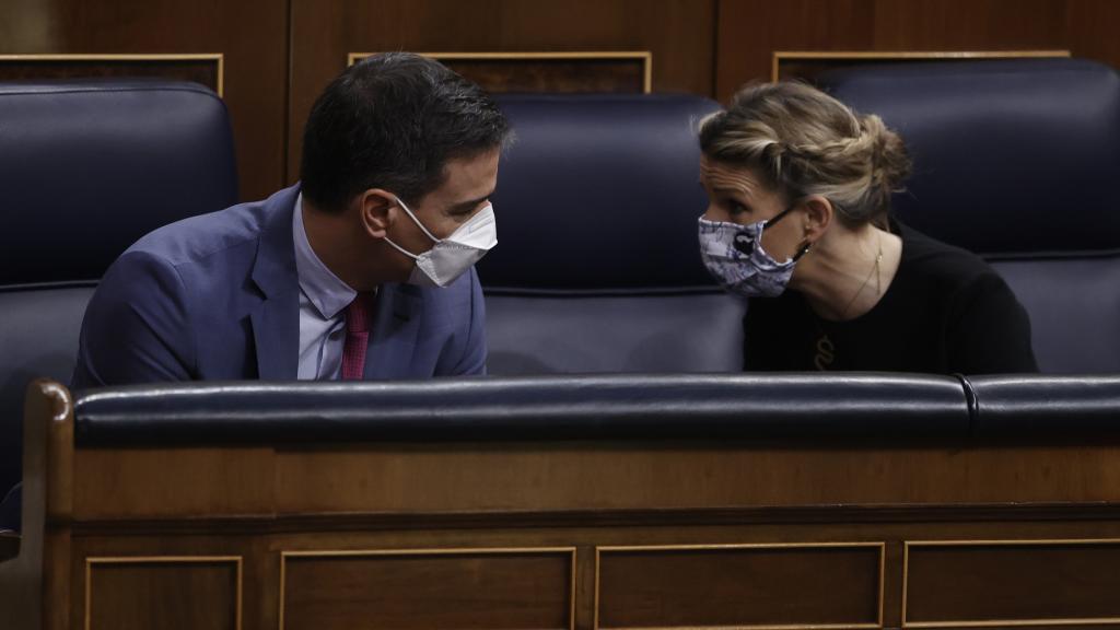 Pedro Sánchez conversa con Yolanda Díaz, en el Congreso.