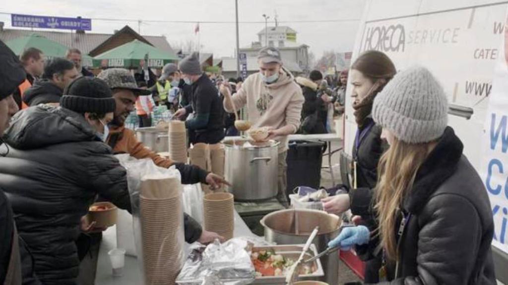 La ONG del chef José Andrés repartiendo comida en la frontera de Polonia y Ucrania.