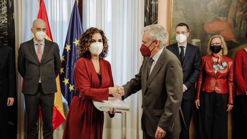 María Jesús Montero, en el momento de recibir el 'Libro Blanco'.
