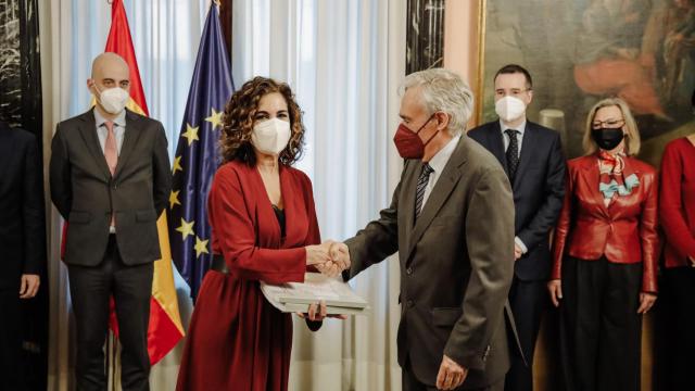María Jesús Montero, en el momento de recibir el 'Libro Blanco'.