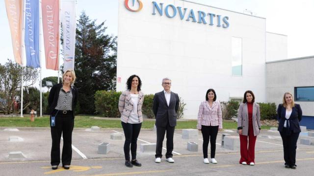 Begoña Gómez, directora de Comunicación y Relaciones con Pacientes de Novartis; Marta Cardellach, directora del site de Novartis en Palafolls ; Jesús Ponce, Presidente de Grupo Novartis en España; Carolina Darias, ministra de Sanidad; Silvia Calzón, secretaria de Estado de Sanidad; y Natividad Calvente, directora de Asuntos Corporativos de Novartis.