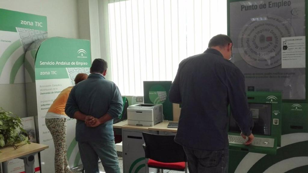 Dos usuarios en una oficina del Servicio Andaluz de Empleo, en foto de archivo.