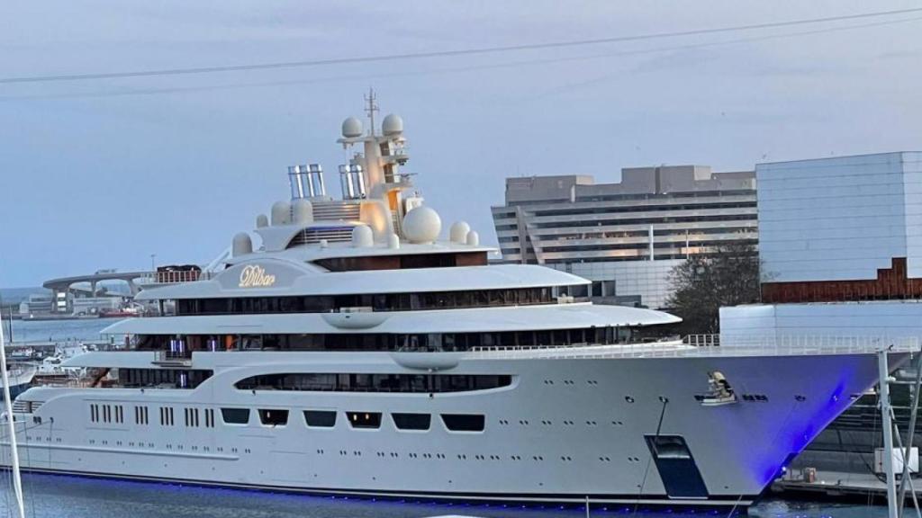 El yate Dilbar en el puerto de Barcelona. Crónica Global