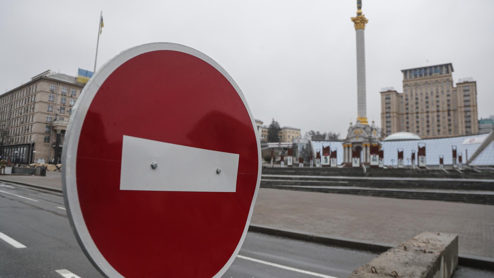 Una señal de no entrar junto a una barricada en el centro de Kiev (Ucrania).