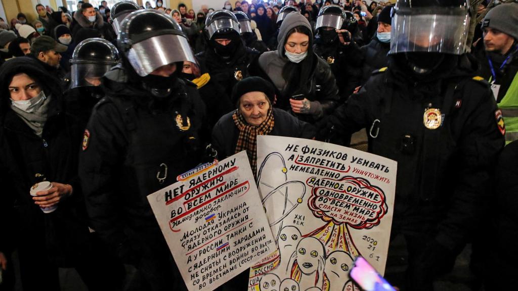 Dos policías rusos en San Petersburgo durante una manifestación contra la invasión de Ucrania este miércoles.