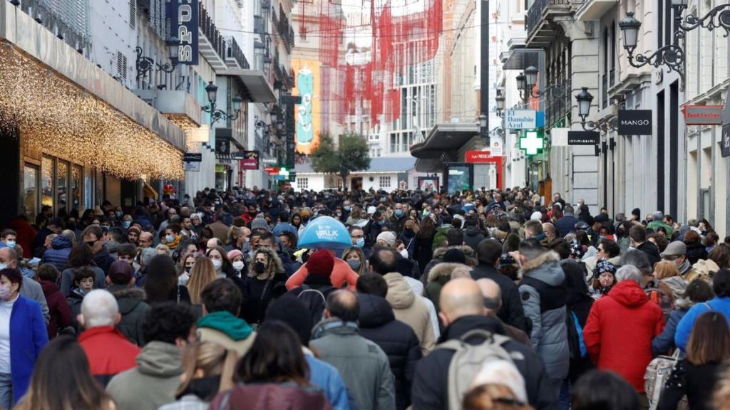 Aglomeración de ciudadanos en la calle Preciados de Madrid.