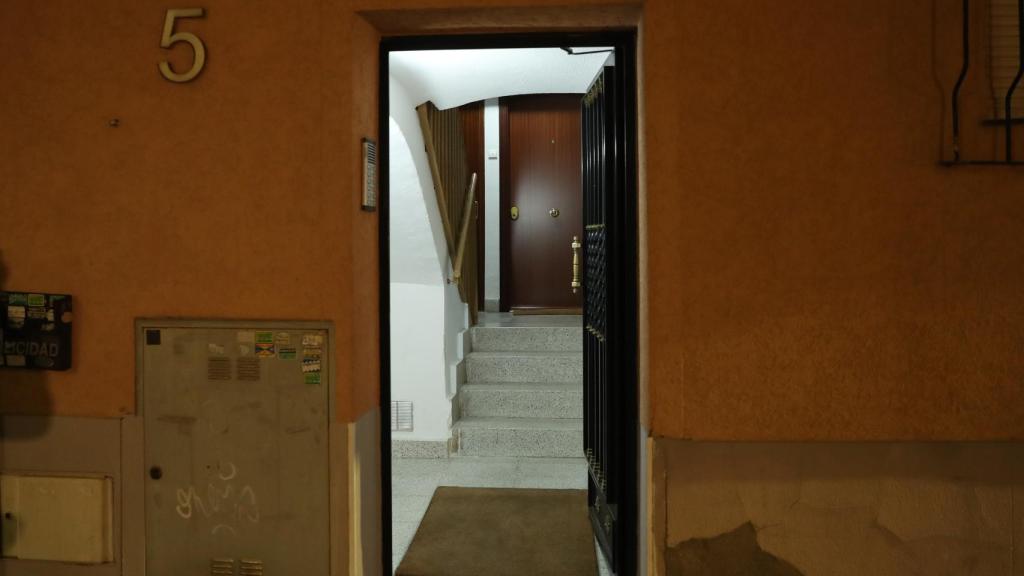 Imagen de la puerta del bloque donde ocurrieron los hechos.